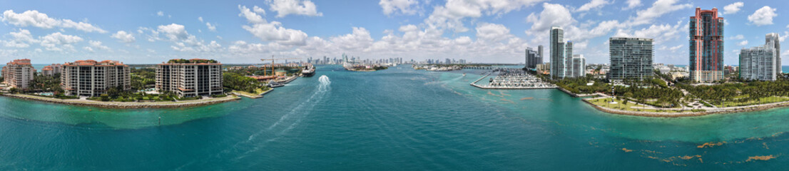 Naklejka premium Panorama of Miami skyline. Drone shot of Miami cityscape. Top view of South Miami and the ocean. Miami skyline with skyscrapers and coastline from above.
