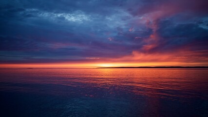 Fototapeta premium sunset over the ocean in halls harbour