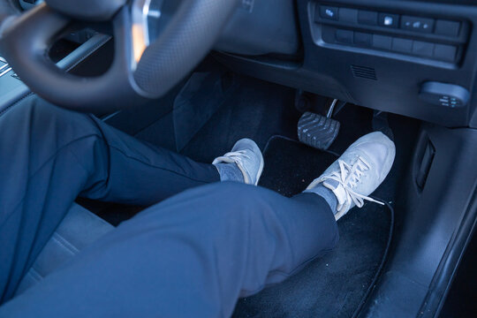 車のアクセルペダルを踏む足