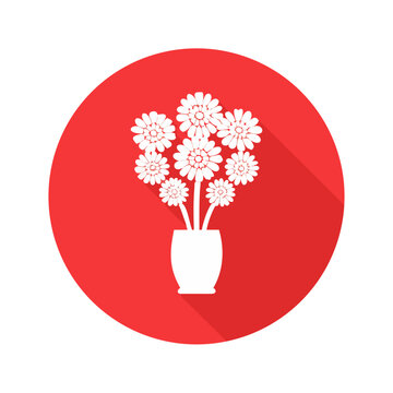 Flores de crisantemo blancas decorativas en un jarr&oacute;n blanco sobre fondo rojo
