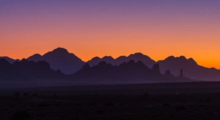 広大な砂漠の地平線に沈む夕陽が山々を燃えるようなオレンジと紫に染め上げ神秘的なシルエットを描く. AI Generated