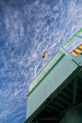 歩道橋と街灯と青空