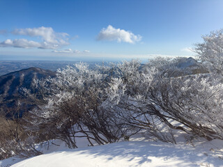 御在所岳で冬の山頂から伊勢湾を望む雪景色
