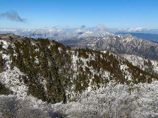 御在所岳の裏道登山道山頂付近から北方面の国見尾根を望む冬の山岳風景