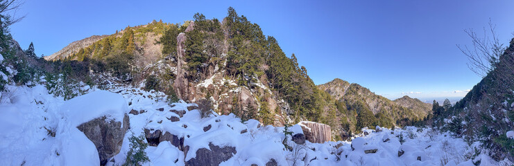 御在所岳の裏道登山道に広がる雪景色と兎の耳から望む伊勢湾の眺望