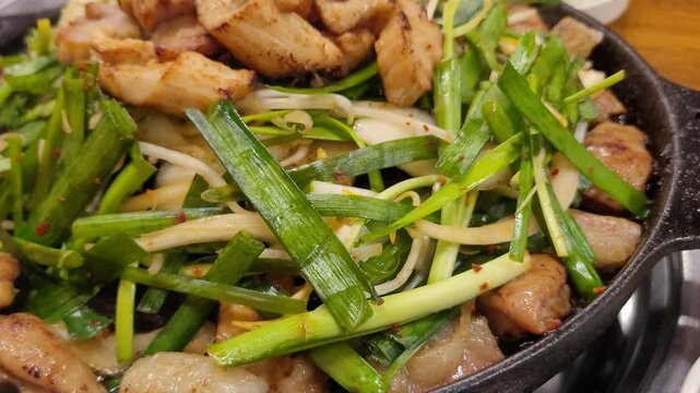 신선한 부추와 양파를 곁들여 불판 위에서 고소하게 구워지는 한국식 소곱창과 막창 구이