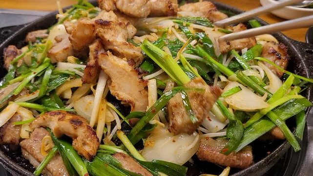 신선한 부추와 양파를 곁들여 불판 위에서 고소하게 구워지는 한국식 소곱창과 막창 구이