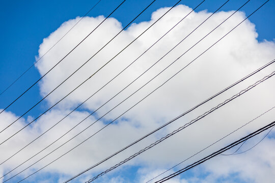 In the city, the five-line staff of the electric wires under the blue sky