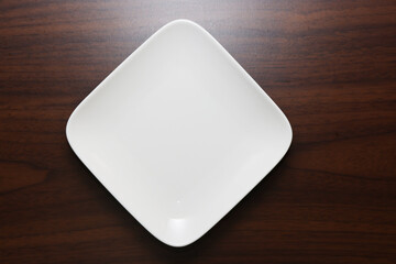 ダイニングテーブルの上の皿