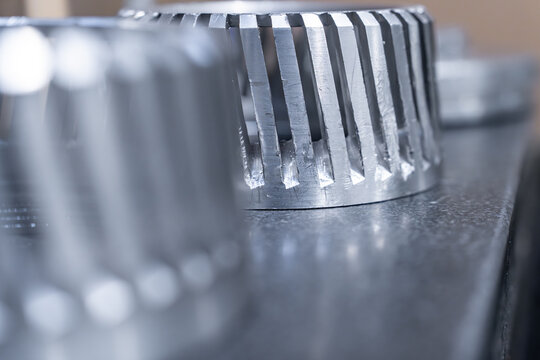 Pi&egrave;ces techniques en m&eacute;tal aux formes pr&eacute;cises, illustrant des composants industriels utilis&eacute;s dans des processus m&eacute;caniques ou de fabrication.