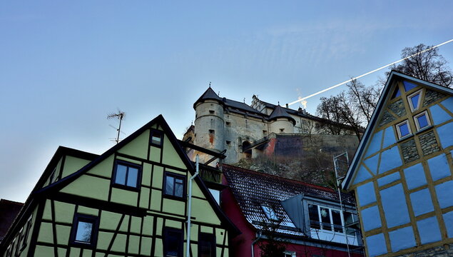 Schloss Hellenstein in Heidenheim hinter Fachwerkh&auml;usern
