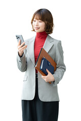 スマートフォンを使う笑顔の女性・ビジネスウーマン（背景透過PNG）