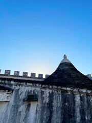 澄み渡る青空と建物と屋根