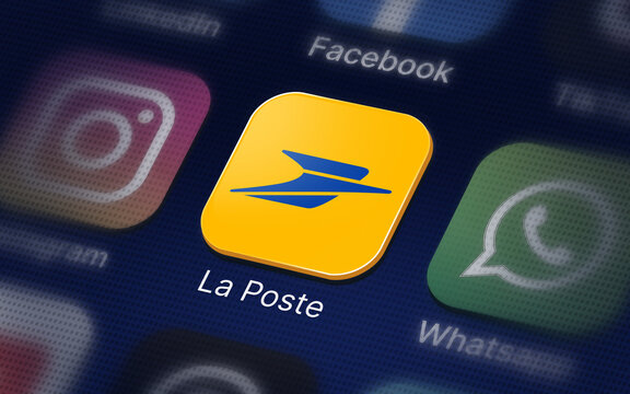 La poste logo sur un &eacute;cran num&eacute;rique