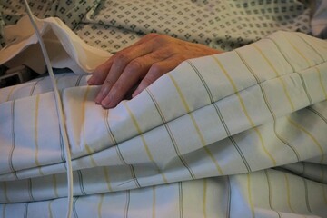 Alte kranke pflegebed&uuml;rftige Frau liegt nach Operation in Krankenbett auf Intensivstation in Krankenhaus 