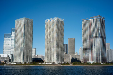 Fototapeta premium 冬の青空と豊洲から見た晴海 晴海運河 東京都江東区豊洲