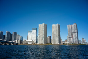 Obraz premium 冬の青空と豊洲から見た晴海 晴海運河 東京都江東区豊洲