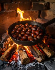 Maroni beim R&ouml;sten in der Gusseisernenpfanne &uuml;ber einem offenem Feuer