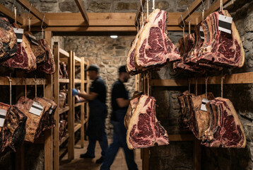 C&aacute;mara de maduraci&oacute;n de carne con costillas colgadas