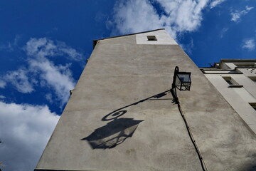 Lampadaire ancien et son ombre sur une fa&ccedil;ade d'immeuble ancien. Paris.
