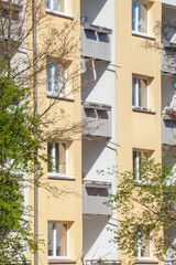 Modernes, monotones Wohngeb&auml;ude im Fr&uuml;hling, Bremen, Deutschland