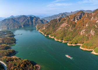 충북 단양군 충주호의 가을 풍경과 유람선