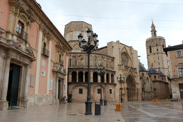 Obraz premium Fountain in Plaza de la Virgen with the pink Basilica , Cathedral, and the government palace in Valencia old town, taken in July 2024.