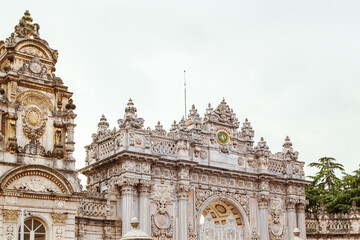 Obraz premium The gate of the former Ottoman Dolmabahçe Palace. Details.