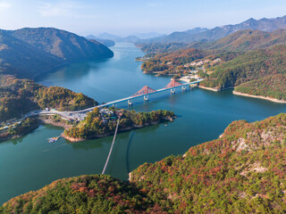 충북 옥순봉 출렁다리와 충주호의 가을 풍경