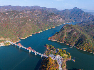 충북 옥순봉 출렁다리와 충주호의 가을 풍경