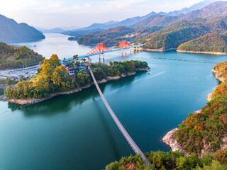 충북 옥순봉 출렁다리와 충주호의 가을 풍경