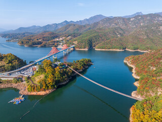 충북 옥순봉 출렁다리와 충주호의 가을 풍경