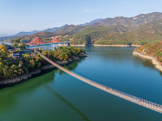 충북 옥순봉 출렁다리와 충주호의 가을 풍경