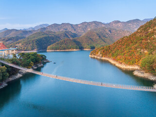 충북 옥순봉 출렁다리와 충주호의 가을 풍경