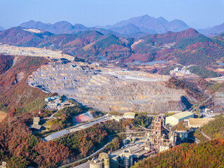 충북 단양군 시멘트채석장과 시멘트공장의 풍경