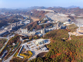 충북 단양군 시멘트채석장과 시멘트공장의 풍경