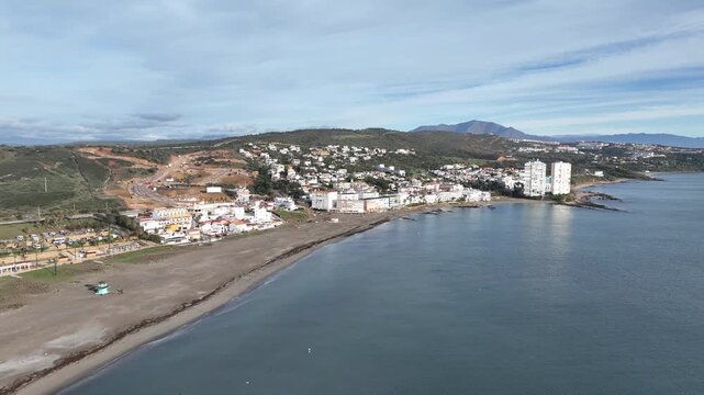 vista a&eacute;rea de la playa de Torreguadiaro en la comarca de San Roque, Andaluc&iacute;a