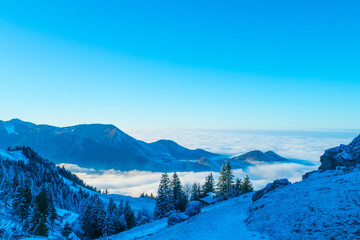 Obraz premium Wanderweg auf der Kampenwand Bayern im Winter