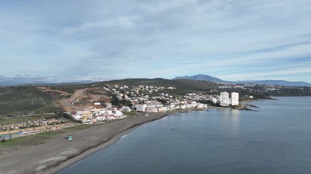 vista a&eacute;rea de la playa de Torreguadiaro en la comarca de San Roque, Andaluc&iacute;a