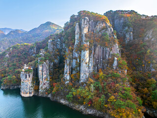 충북 옥순봉과 충주호의 가을 풍경