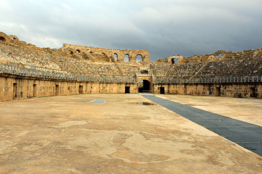 roman amphitheatre in Oudhna tunisia