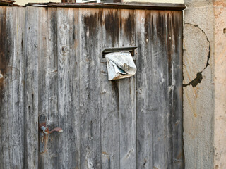 Uralter Versandkatalog in einem Briefkasten