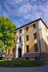 Realschule im fr&uuml;hlingshaften Weilheim in Oberbayern