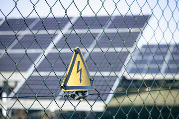Warnschild an Photovoltaik-Freifl&auml;chenanlage