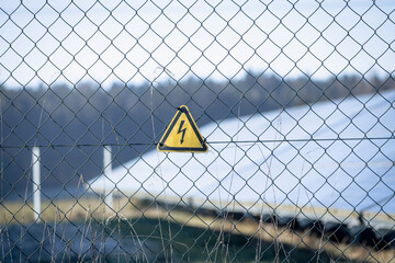 Warnschild an Photovoltaik-Freifl&auml;chenanlage