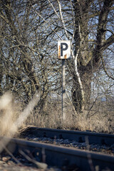 Pfeiftafel vor unbeschranktem Bahn&uuml;bergang