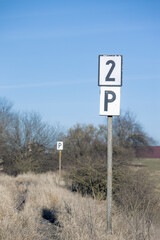 Pfeiftafel vor unbeschranktem Bahn&uuml;bergang