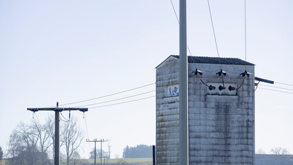 Stromleitungen mit Trafoh&auml;uschen