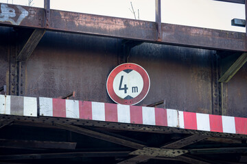 Verbotsschild an Br&uuml;cke kennzeichnet H&ouml;henbegrenzung