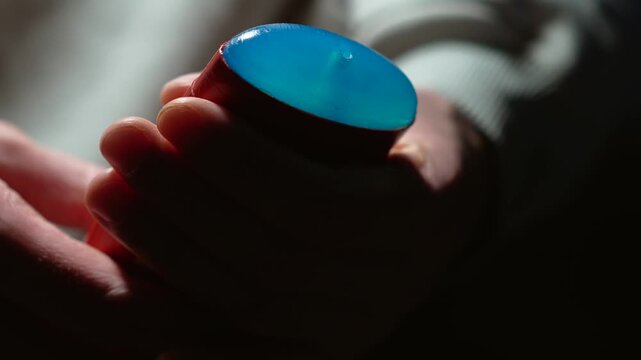 A man holds a Gedeva antiperspirant.
Protection against sweat and odor.
A product for controlling sweat and moisture in the armpits.
hygiene, skin, health, clean, freshness